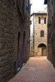 Fototapeta Na drzwi - Alley in San Gimignano Italy