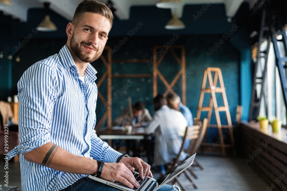 Man Working At Laptop In Contemporary Office - obrazy, fototapety, plakaty 