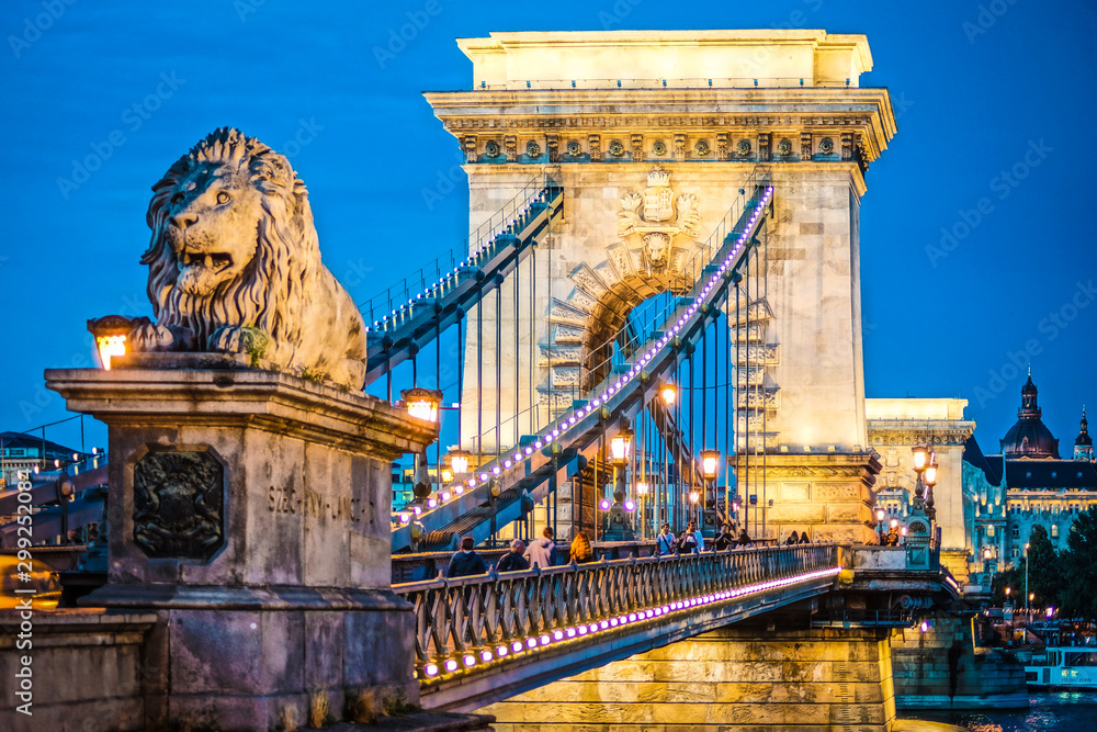 セーチェーニ鎖橋の夜景（ハンガリー・ブダペスト） Stock Photo