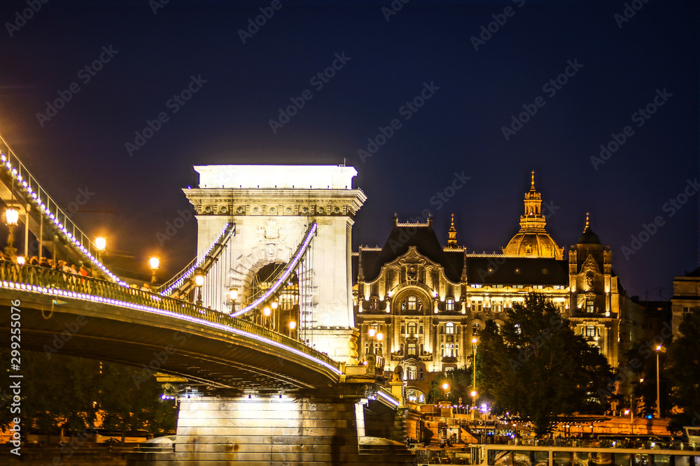 セーチェーニ鎖橋の夜景（ハンガリー・ブダペスト） Stock Photo