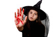 Czarownica z rękami w krwi. Halloween.