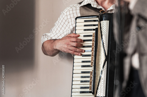 Fotomural Accordionist plays vintage accordion