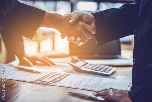 Fotomural Lawyers and businessmen join hands in business After signing the legal consultan