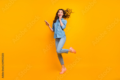 Fotomural Full length body size photo of cheerful crazy sweet pretty girlish feminine youn