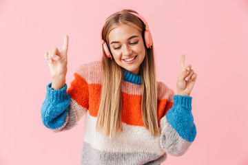 Poster - Cheerful young girl wearing sweater