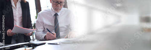 Fotomural Senior manager working with executive assistant; panoramic banner