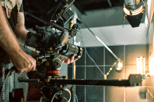 Behind the scenes of filming films or video products and the film crew of the film crew on the set in the pavilion of the film studio Tableau sur Toile