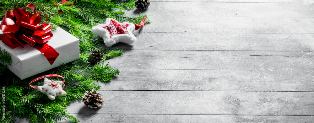 Obraz na płótnie White gift box with Christmas decorations and fir branches. w salonie