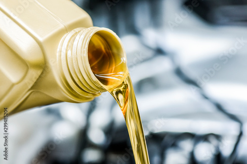 Fotomural Pour yellow motor oil into car engine