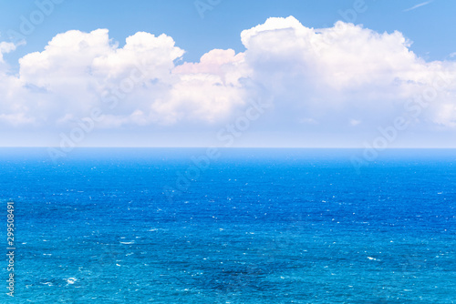 入道雲が見える南国の青い海の風景 Foto De Stock Adobe Stock 入道雲が見える南国の青い海の風景 Foto De Stock Adobe Stock