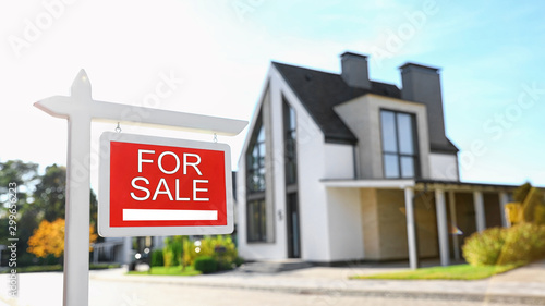 Cuadros en Lienzo Red real estate sign near house outdoors on sunny day