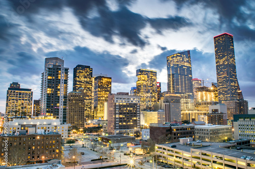 linia-horyzontu-w-centrum-houston-przy-polmrokiem-houston-teksas-usa