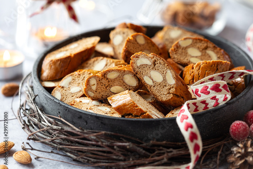 Fotografía Christmas baking concept - homemade Italian biscotti with chestnut flour and alm