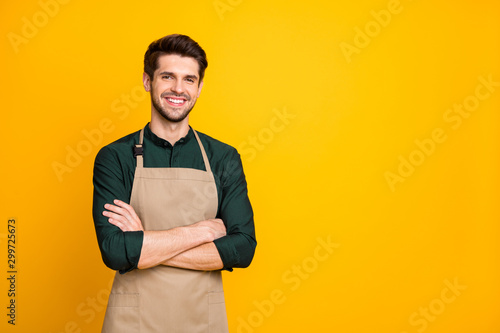 Fotografía Photo of white cheerful positive man smiling toothily with arms crossed expressi