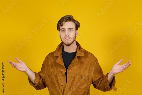 Fotografía blonde good looking guy with green eyes looks confused