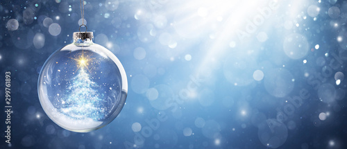 Cuadros en Lienzo Shiny Christmas Tree In Snow Globe