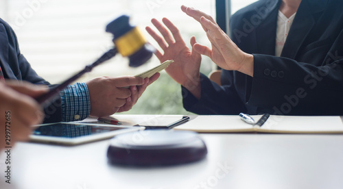 Fotografía The judge ruled Keating of a businessman trying to coax a bribe to an officer