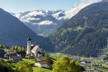 Grandioser Blick auf eine Alpenlandschaft (Bartholomäberg und die umliegenden Berge von Silvretta, Rätikon und Verwall)