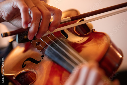 Fototapety klasyczna muzyka  gra-na-skrzypcach