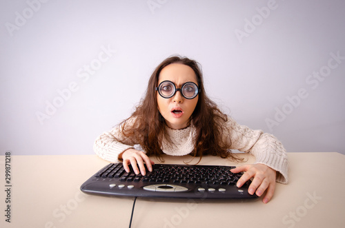Cuadros en Lienzo Funny nerd girl working on computer