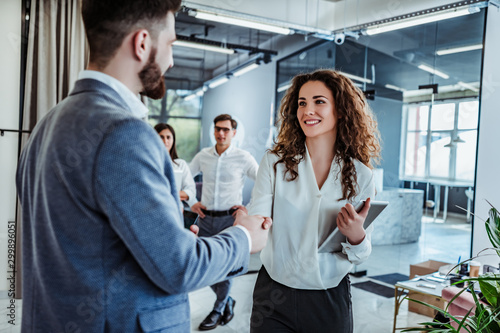 Fotomural Man and woman are shaking hands in office