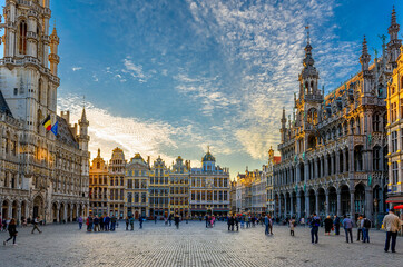 Wall Mural - grand place (grote markt) with town hall (hotel de ville) and maison du roi (king's house or breadho