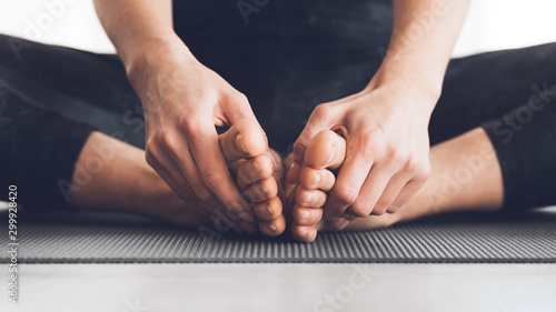 Cuadros en Lienzo Woman sitting in lotus position with bare feet