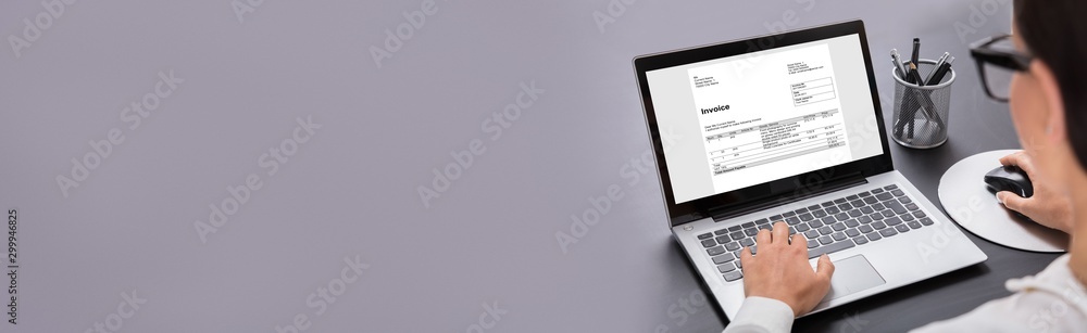 Close-up Of Businesswoman Using Digital Laptop Preparing Invoice - obrazy, fototapety, plakaty 