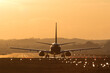 Lądowanie samolotu na lotnisku o zachodzie słońca