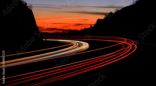 Fotografía tail light streaks on highway at night. Long exposure.