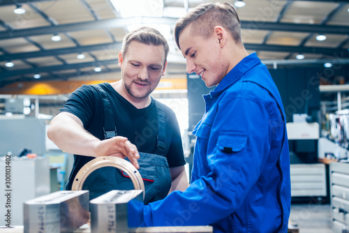 Fotografía Master discussing a workpiece with his apprentice or trainee