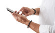 Męskie dłonie trzymają smartfon, telefon na białym tle