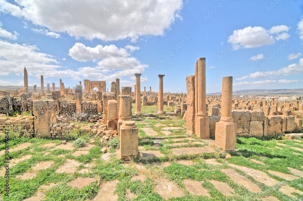 Timgad -  a Roman-Berber city in the Aurès Mountains of Algeria. - obrazy, fototapety, plakaty 