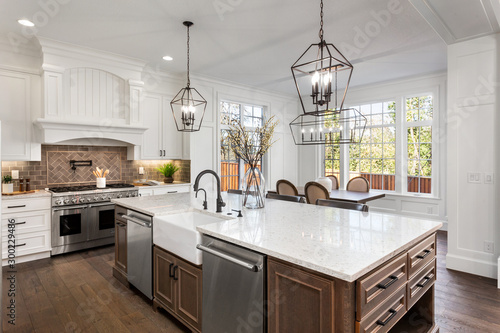 Fotografía Beautiful kitchen in new traditional style luxury home, with quartz counters, ha