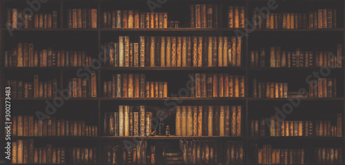 Fotografía blurred bookshelf Many old books in a book shop or library