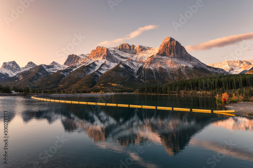 mount-lawrence-grassi-w-kanadyjskim-rockies-refleksji-nad-zbiornikiem-rano-w-rundle-forebay