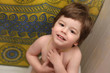 © alexkich - Little girl lies in bed on pillow