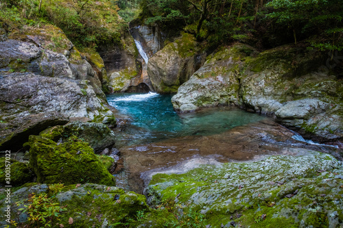 渓谷の透明感のある青い川の風景 Stock Photo Adobe Stock