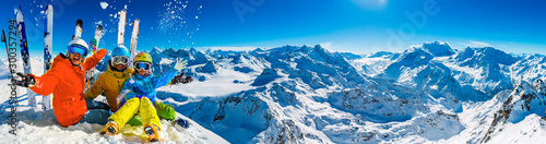 Fotomural Happy family enjoying winter vacations in mountains