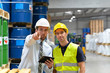 © industrieblick - Teamwork: Arbeiter und Manager im Lager einer Gewerbeimmobilie - Workers in logistics