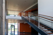 Entrée et Hall de bâtiment de bureaux moderne avec escalier en bois