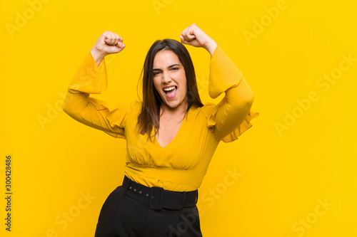 Fotografía young pretty woman shouting triumphantly, looking like excited, happy and surpri