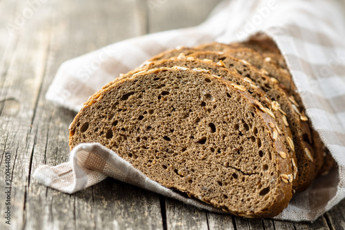 Fotografía Sliced whole grain bread with oat flakes. Wholemeal bread.