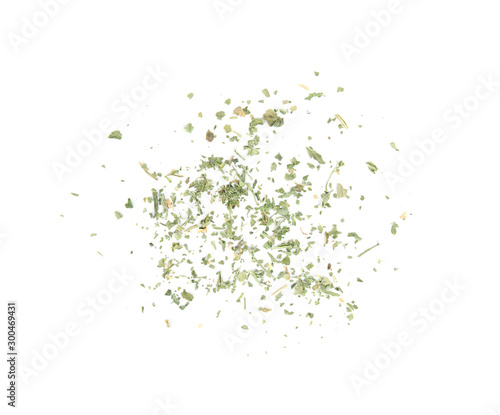 Fotomural Scattered dried parsley on white background, top view