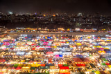 Fototapeta Londyn - night market in bangkok illuminated