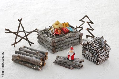 木の枝で作った手作りのクリスマス雑貨とサンタとプレゼント Stock Photo Adobe Stock 木の枝で作った手作りのクリスマス雑貨とサンタとプレゼント Stock Photo Adobe Stock