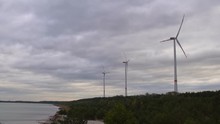Ein Baggersee Mit Sich Bewegenden Windrädern Zur Energieerzeugung
