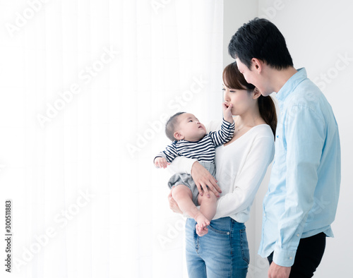 赤ちゃんを抱くお母さんとお父さん Stock Photo Adobe Stock