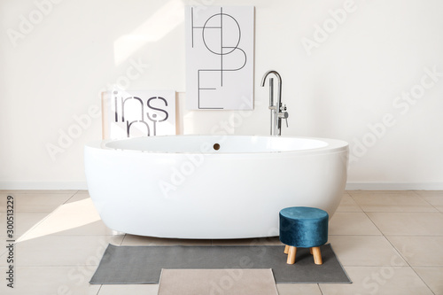 Fotomural Modern ceramic bathtub in light interior