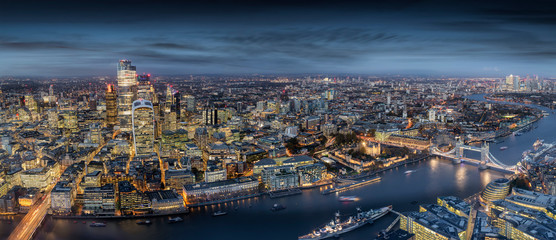 Fototapete - Panorama der modernen Skyline von London: von den Wolkenkratzern der City zur Tower Bridge bis nach Canary Wharf am Abend